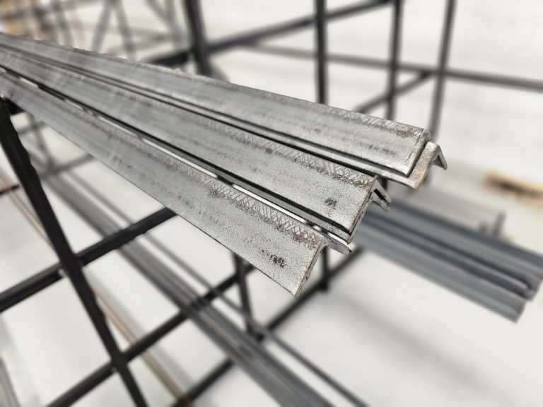 Cornières acier égales empilées – profilés sur mesure Grain d'Acier