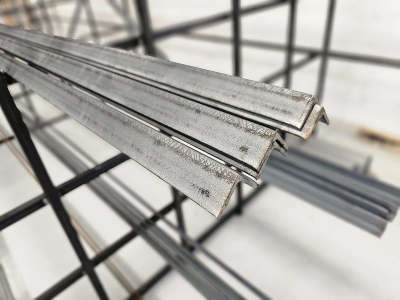 Cornières acier égales empilées – profilés sur mesure Grain d'Acier
